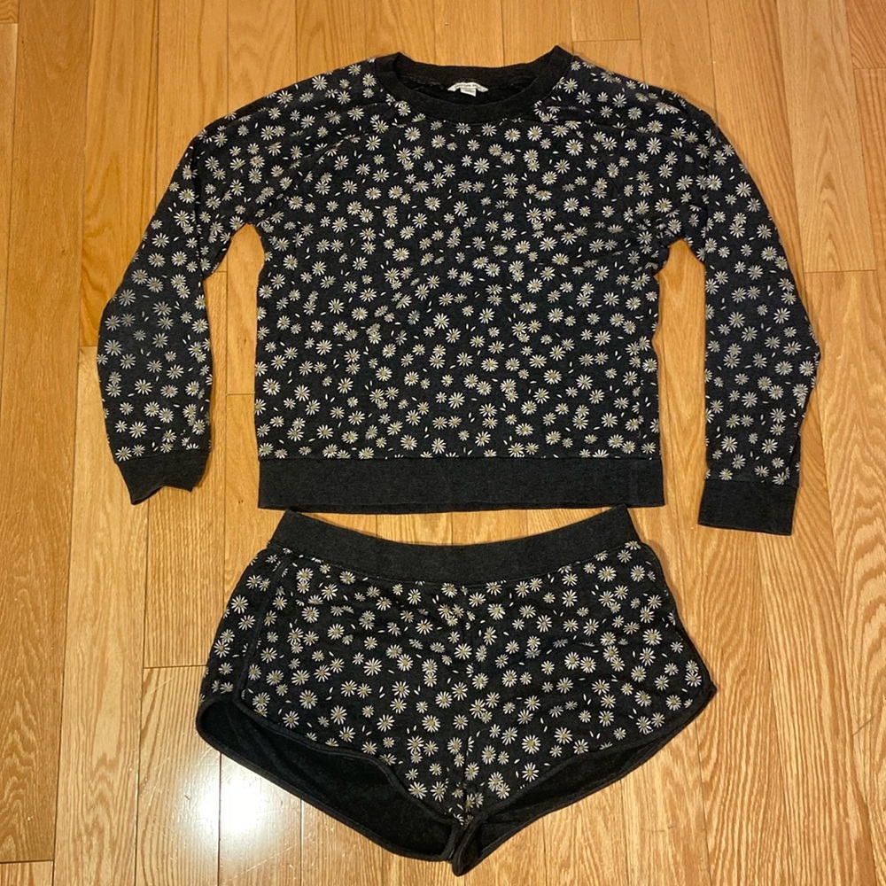 American Eagle sunflower short-suit. Size Medium.